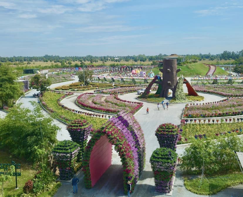 អ្នកឆ្លងឆ្នាំនៅសៀមរាប ដឹងតែសម្រុកទៅថតរូប​នៅសួនផ្កាដ៏ធំនៅស្រុកសូទ្រនិគម! ហើយ​នេះ​គឺ​ជាតម្លៃ​ចូលទស្សនា