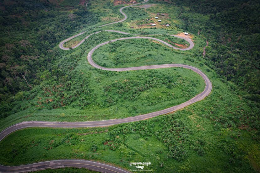 តំបន់ទេសចរណ៍ធម្មជាតិភ្នំ១៥០០ «ផ្លូវបុប្ផាលាក់ខ្លួន» សម្រស់ខៀវខ្ចីនៃរដូវវស្សា កំពុងអង្រួនចិត្តទេសចរគួរទៅស្គាល់ម្ដង